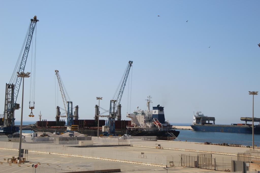 El Puerto de Motril acoge el atraque simultáneo  de cuatro grandes buques mercantes con cerca de 50.000 toneladas de carga.